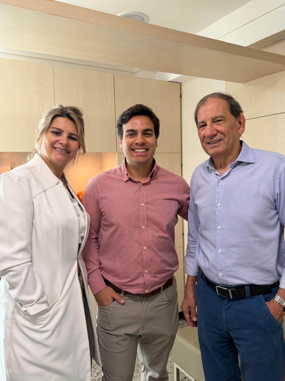 Dr. Matheus Costa ao lado de sua tia e seu avô